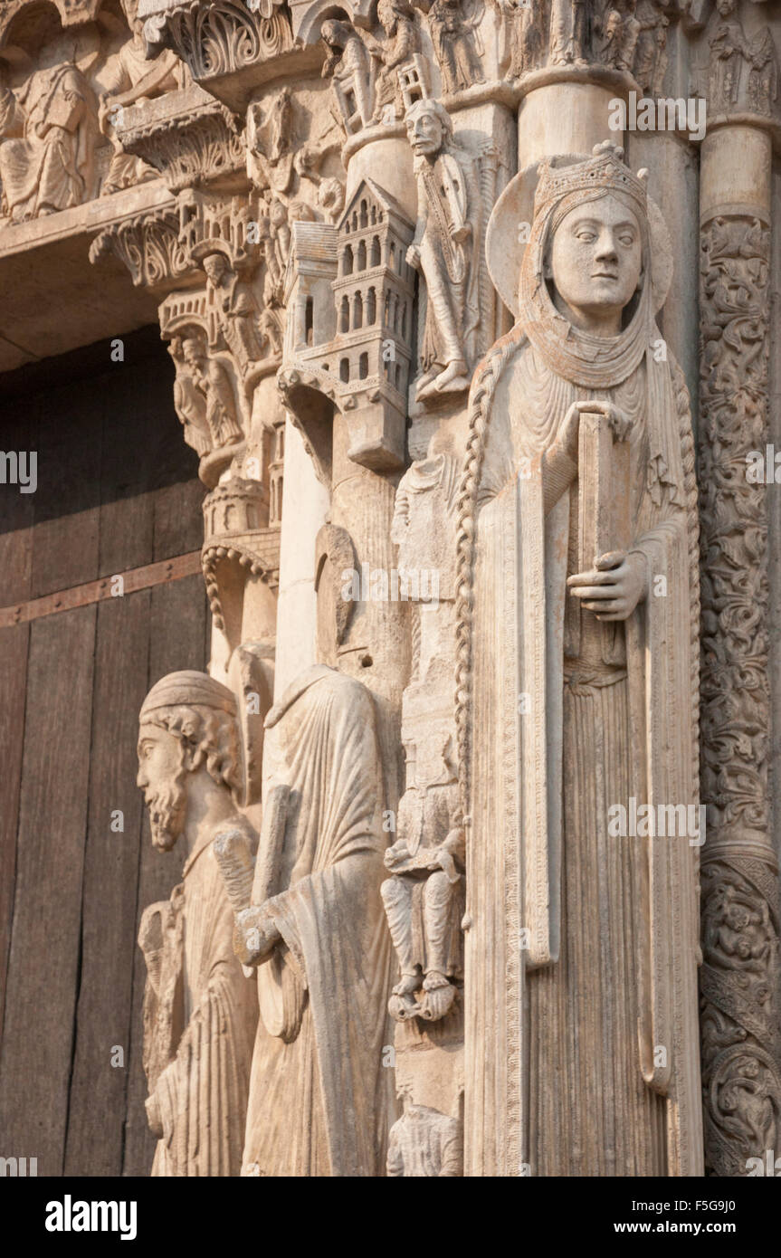 Sculpté, orné de gargouilles de la cathédrale de Chartres, France Banque D'Images