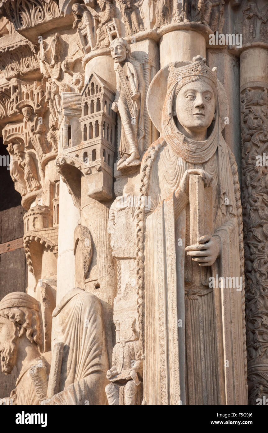 Sculpté, orné de gargouilles de la cathédrale de Chartres, France Banque D'Images