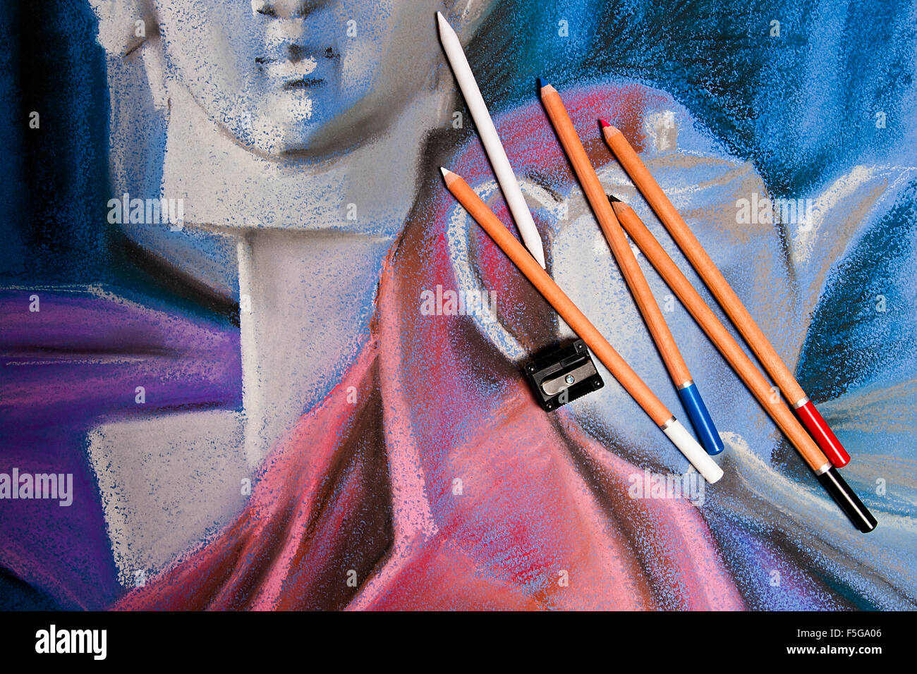 Crayons pastels et original dessin au pastel de still life sur l'arrière-plan. Banque D'Images