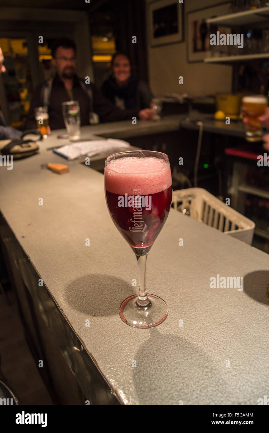 Une impression de verre de Kriek Liefmans bière artisanale sur un zinc bar,  Bar du Midi, Amiens, Somme, Picardie, France boissons verres table pub  Photo Stock - Alamy