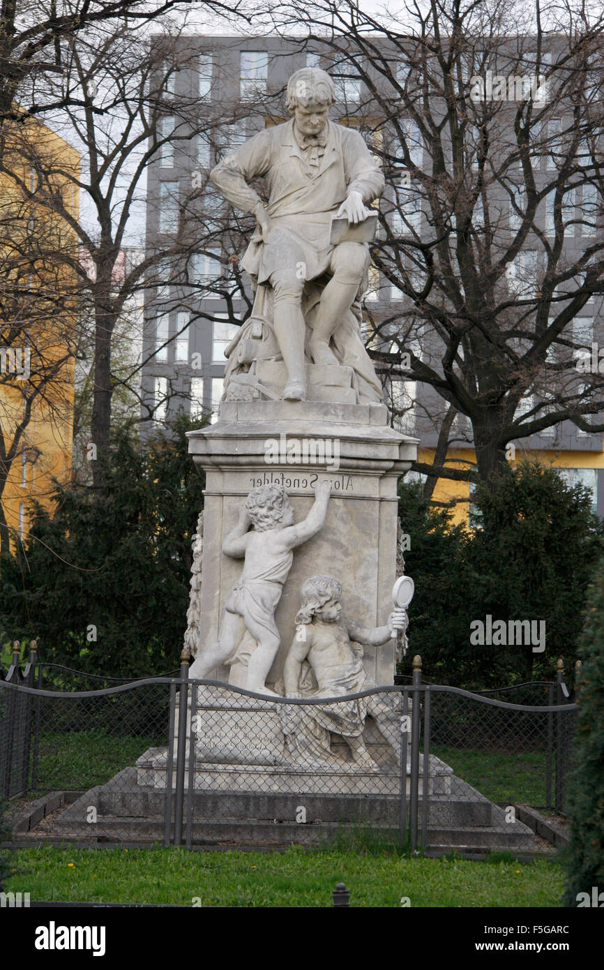 Alois Senefelder Platz am Senefelder-Denkmal, Berlin-Prenzlauer Berg. Banque D'Images