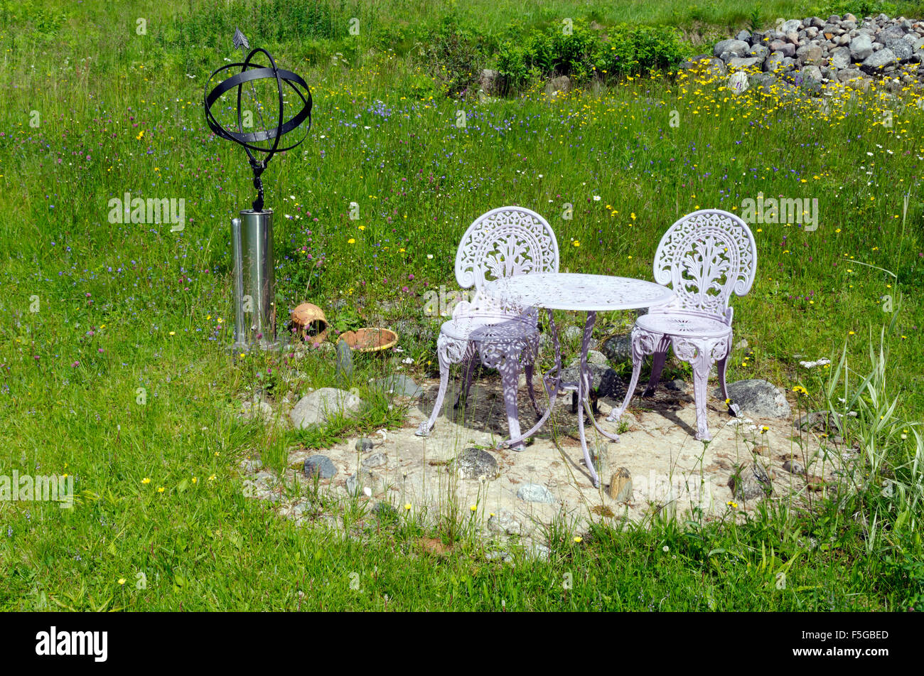 Des chaises violettes et une table dans la pelouse, photo du nord de la Suède. Banque D'Images