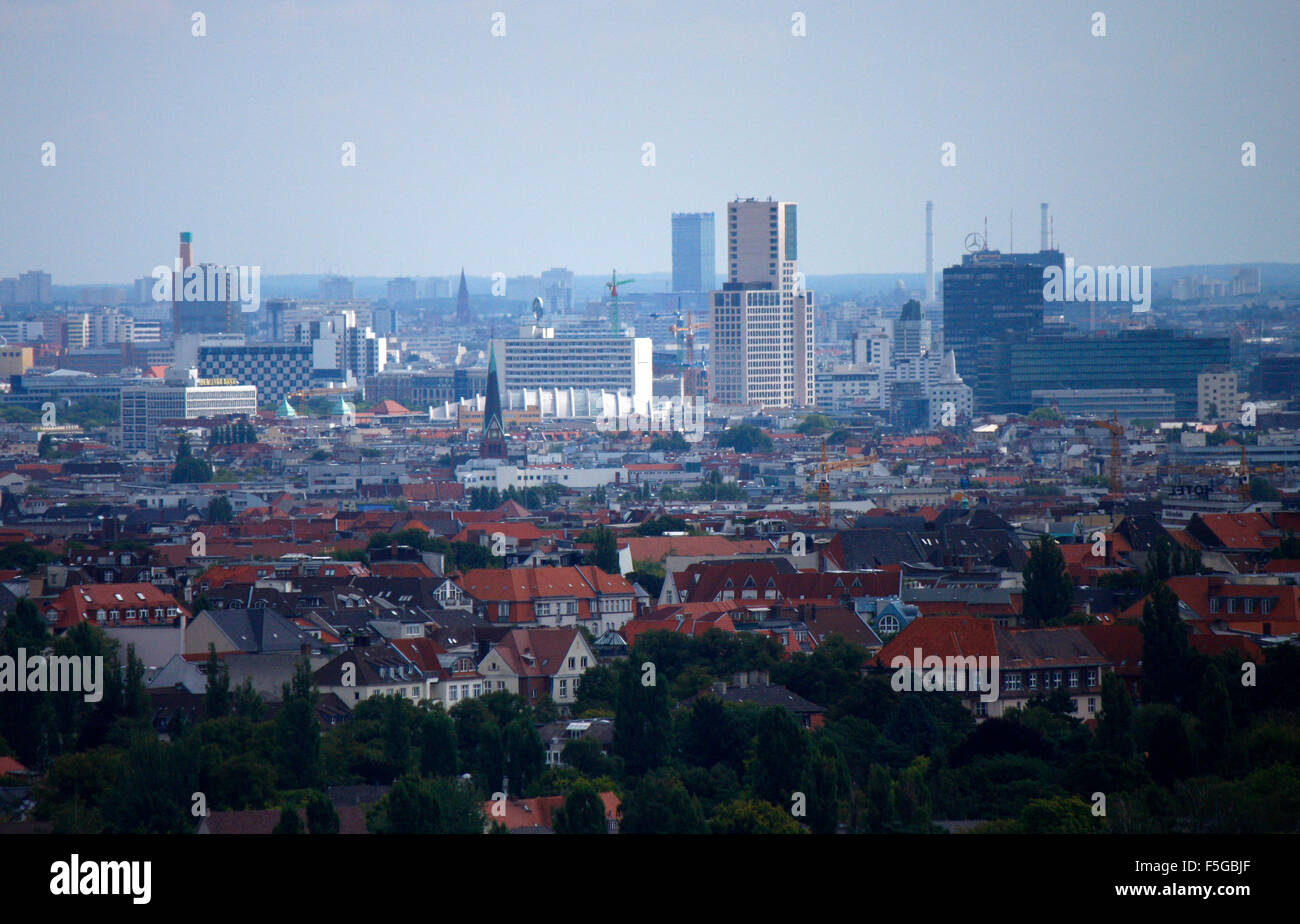 Blick auf die City West u.a. mit Europa Center, Gedaecthniskirche und dem neuen Zoofenster, Glockenturm/ Olympiaturm, Olympiagel Banque D'Images