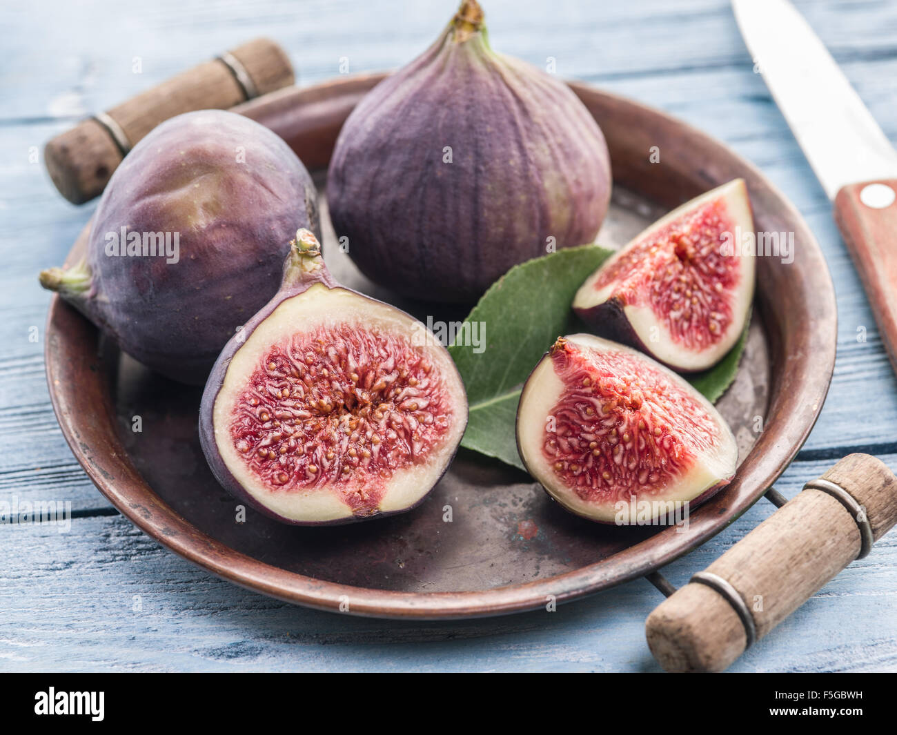 Sur les fruits mûrs fig dans l'ancien bac sur la table en bois. Banque D'Images
