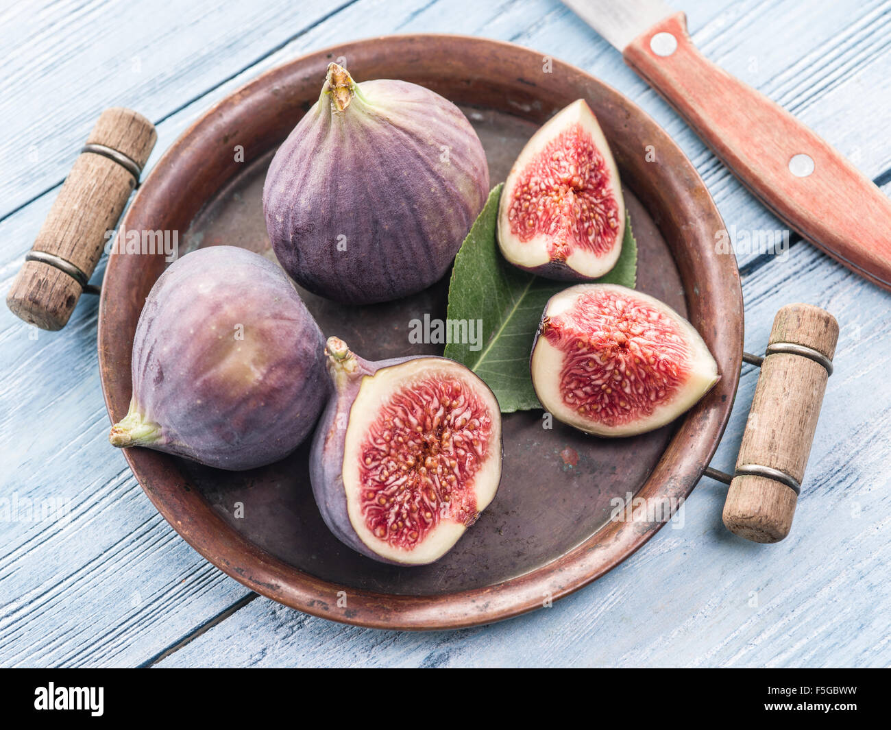 Sur les fruits mûrs fig dans l'ancien bac sur la table en bois. Banque D'Images