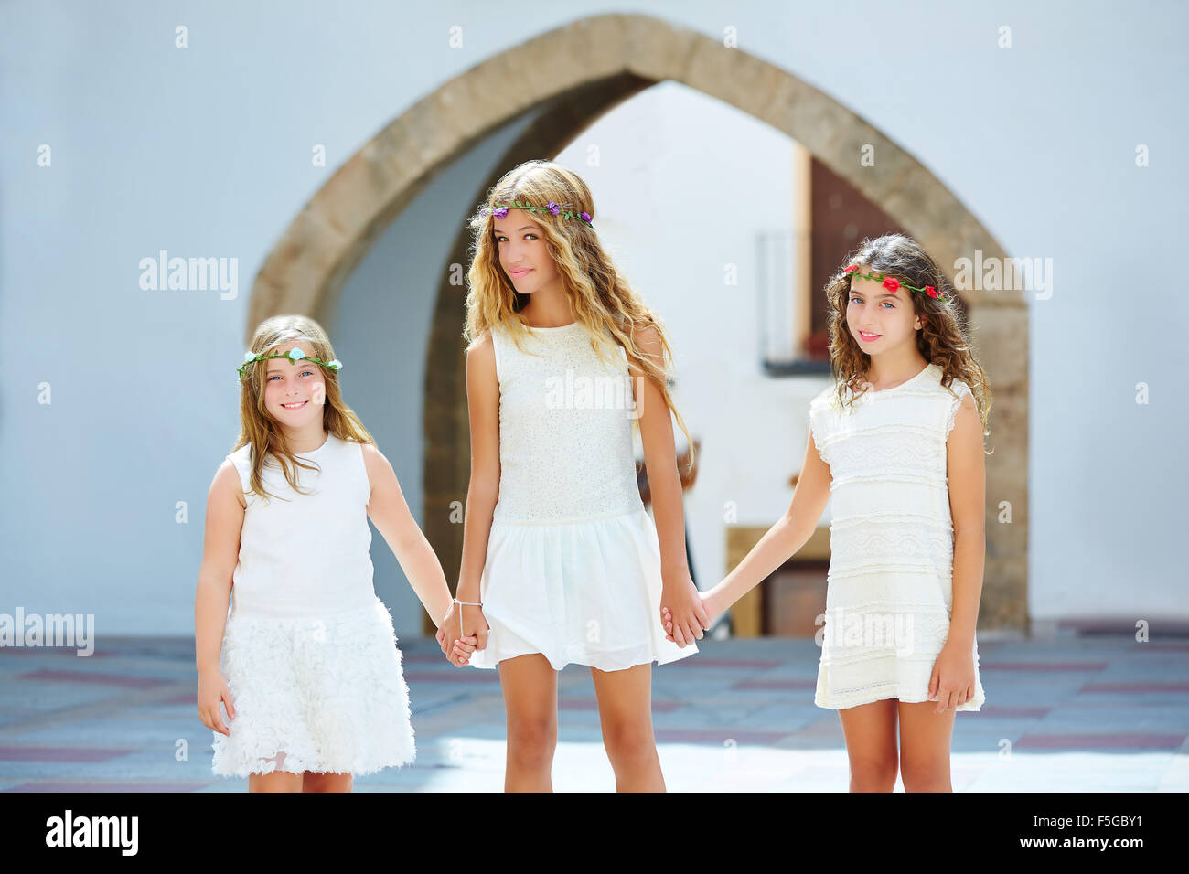 Kid filles marche main dans la main au village méditerranéen blanc d'Espagne Banque D'Images