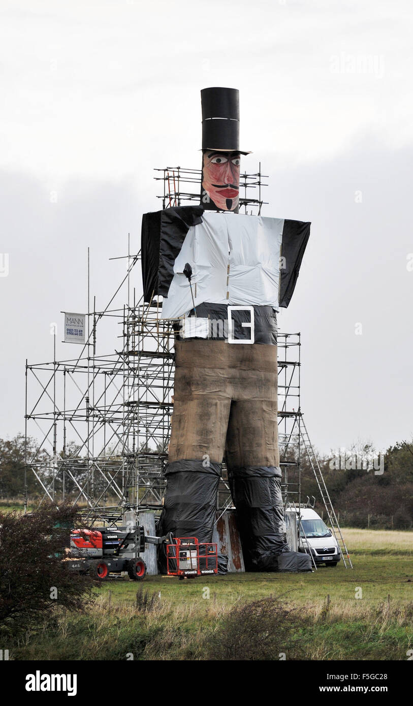 Lewes, East Sussex, UK. 4e novembre 2015. Les membres de l'arrondissement de la Société d'un feu à Lewes ont construit le plus haut du monde jamais feu guy standing à 50ft en préparation pour demain nuits Lewes Bonfire Crédit célébrations : Simon Dack/Alamy Live News Banque D'Images