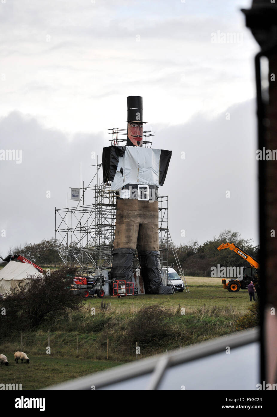 Lewes, East Sussex, UK. 4e novembre 2015. Les membres de l'arrondissement de la Société d'un feu à Lewes ont construit le plus haut du monde jamais feu guy standing à 50ft en préparation pour demain nuits Lewes Bonfire Crédit célébrations : Simon Dack/Alamy Live News Banque D'Images