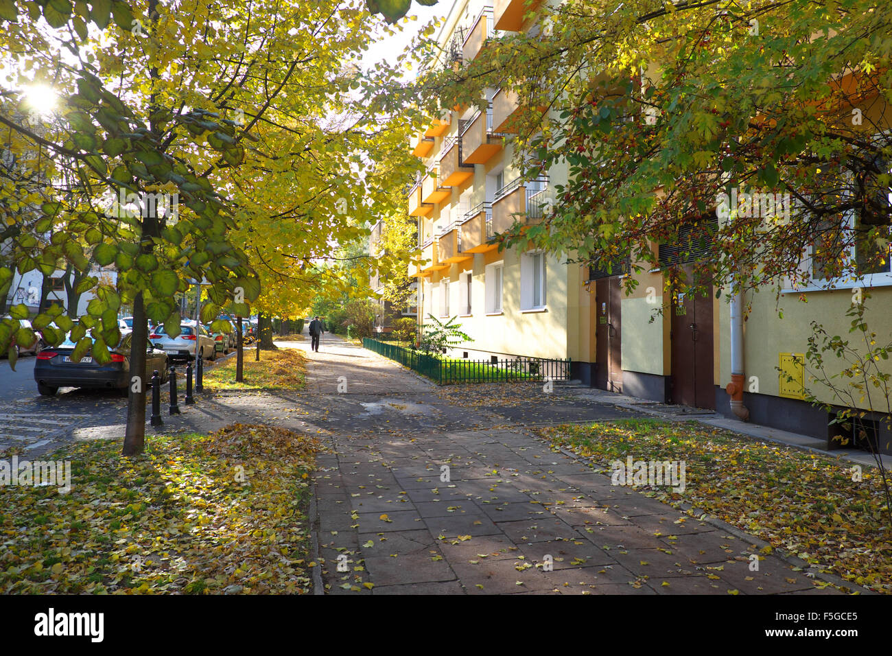 Pologne Varsovie Scène de rue avec des logements au soleil d'Automne dans le Muranow de la ville Banque D'Images