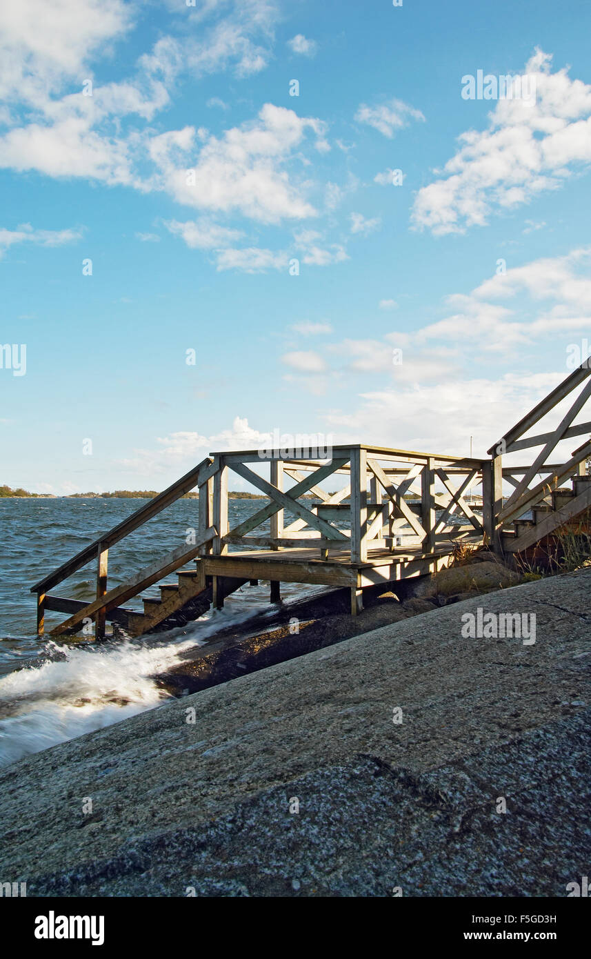 La Suède, l'Uppland, Fejan, escalier en bois menant à la mer Banque D'Images