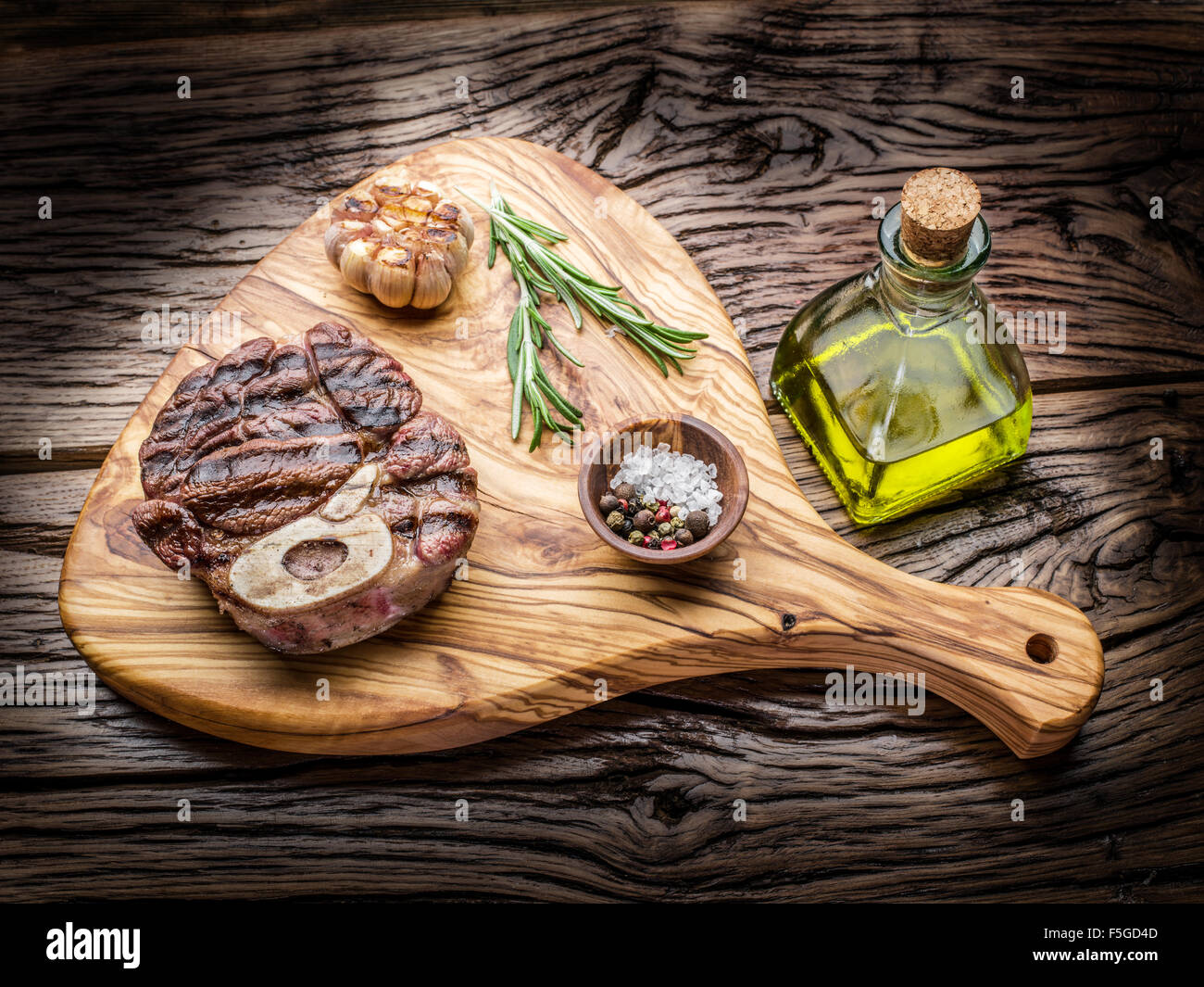 Steaks de boeuf aux épices sur un plateau en bois Banque D'Images