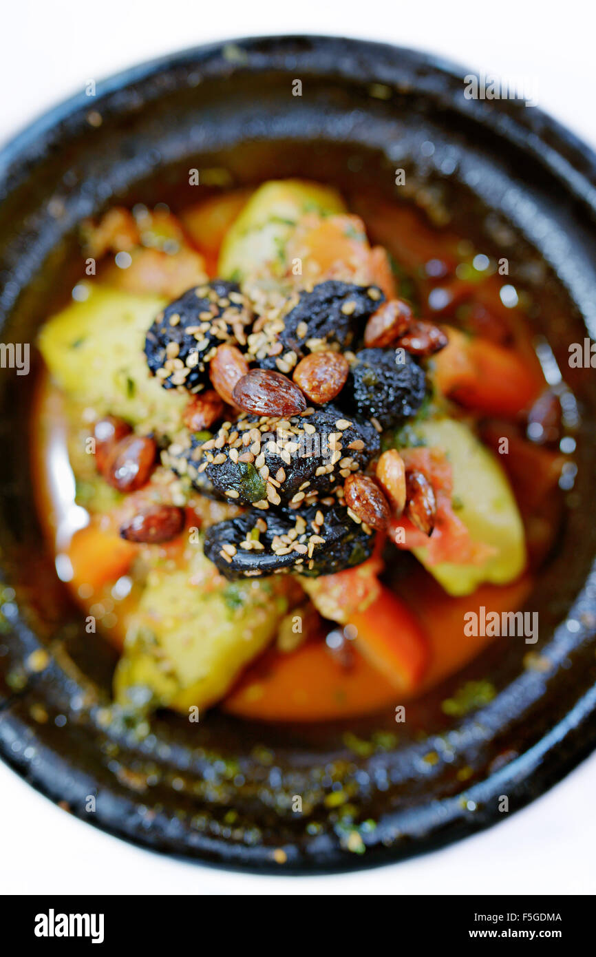 Tagine (ou tanjine), est un plat de viande ou de poisson à l'étuvée dans un pot en argile. Banque D'Images