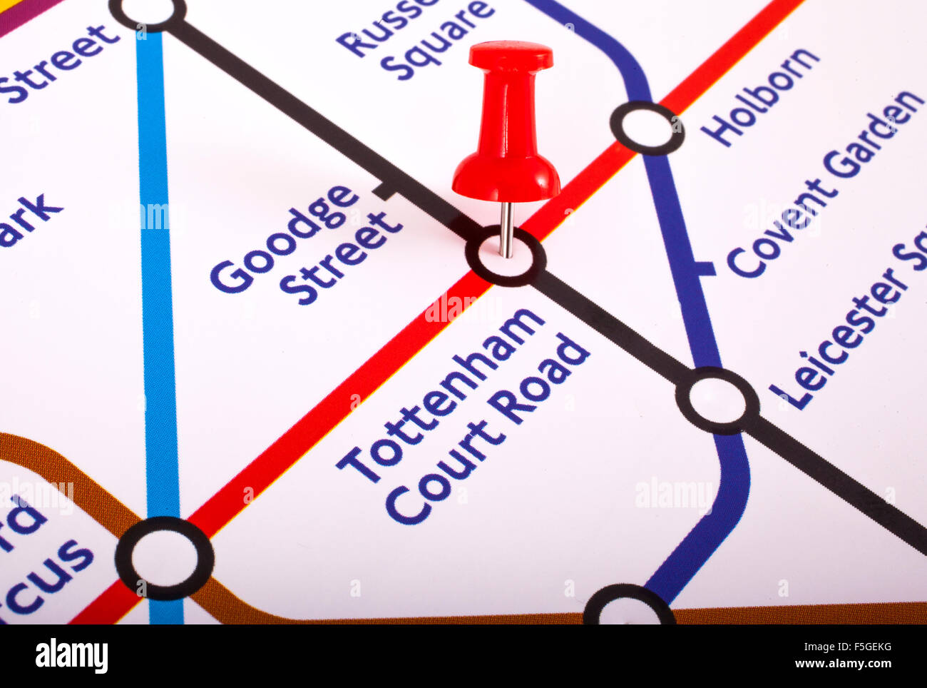 Londres, Royaume-Uni - 1ER NOVEMBRE 2015 : un repère marquant l'emplacement de la station Tottenham Court Road sur une carte du métro de Londres, le 1er Banque D'Images Londres, Royaume-Uni - 1ER NOVEMBRE 2015 : un repère marquant l'emplacement de la station Tottenham Court Road sur une carte du métro de Londres, le 1er Banque D'Images