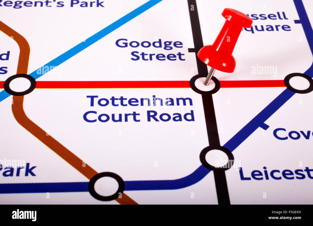 Londres, Royaume-Uni - 1ER NOVEMBRE 2015 : un repère marquant l'emplacement de la station Tottenham Court Road sur une carte du métro de Londres, le 1er Banque D'Images Londres, Royaume-Uni - 1ER NOVEMBRE 2015 : un repère marquant l'emplacement de la station Tottenham Court Road sur une carte du métro de Londres, le 1er Banque D'Images