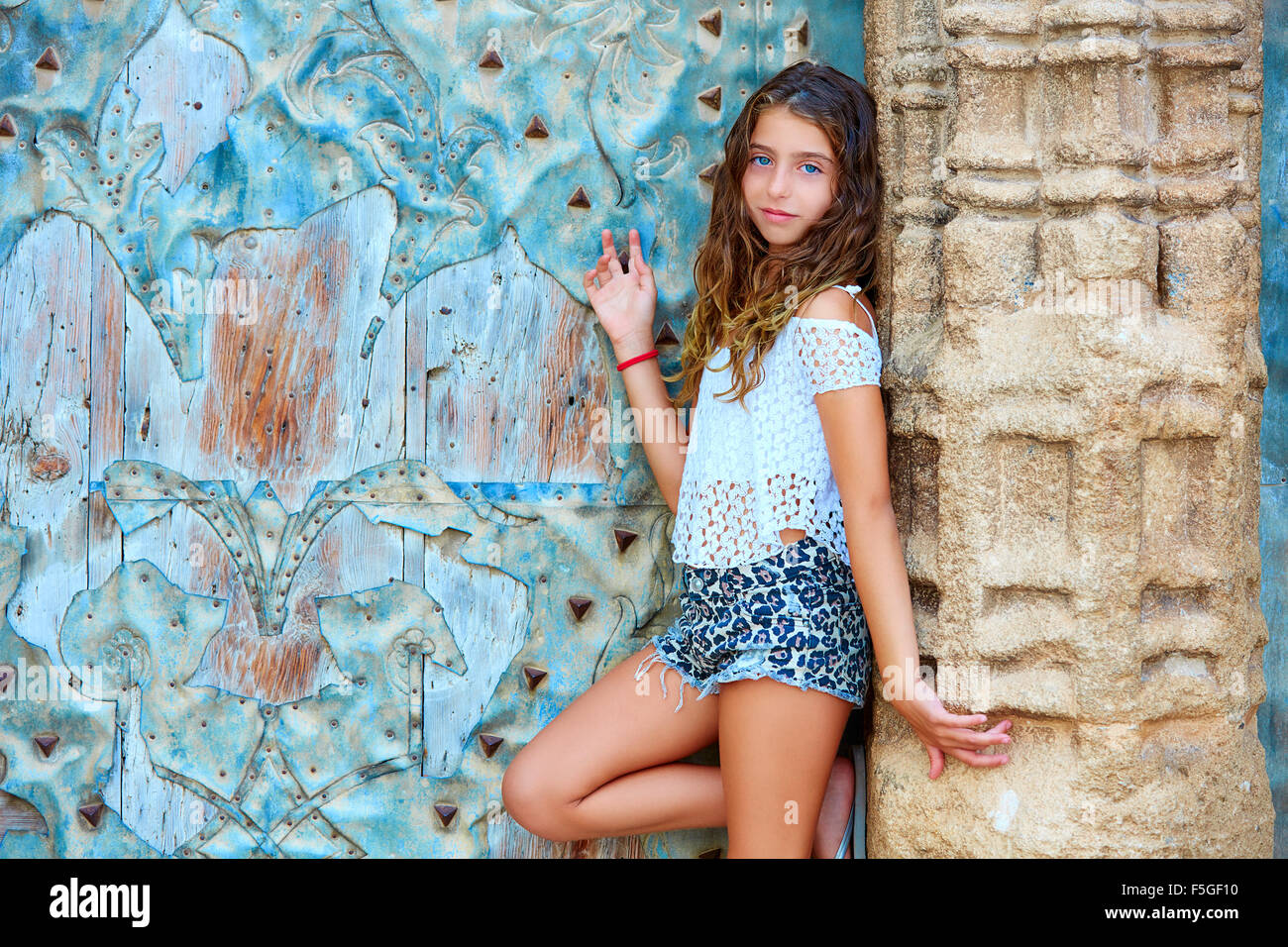 Kid girl en vieille ville touristique méditerranéenne porte à l'Espagne Banque D'Images