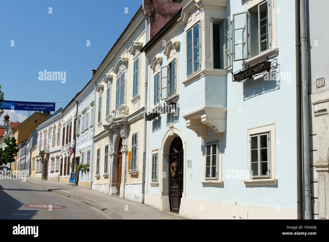 Rue avec maison à Joseph Haydn Haydn Alley, centre historique, Eisenstadt, Burgenland, Autriche Banque D'Images