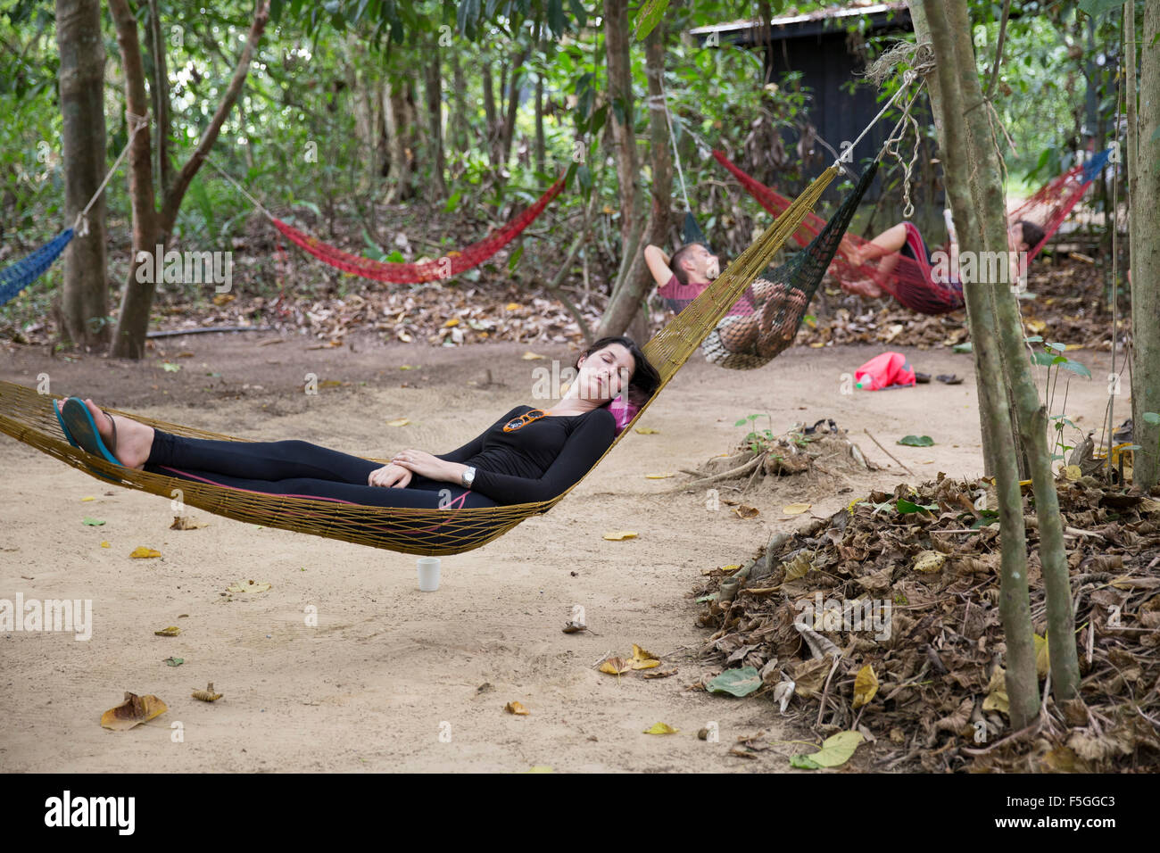 Les touristes se détendre dans des hamacs en Asie Banque D'Images