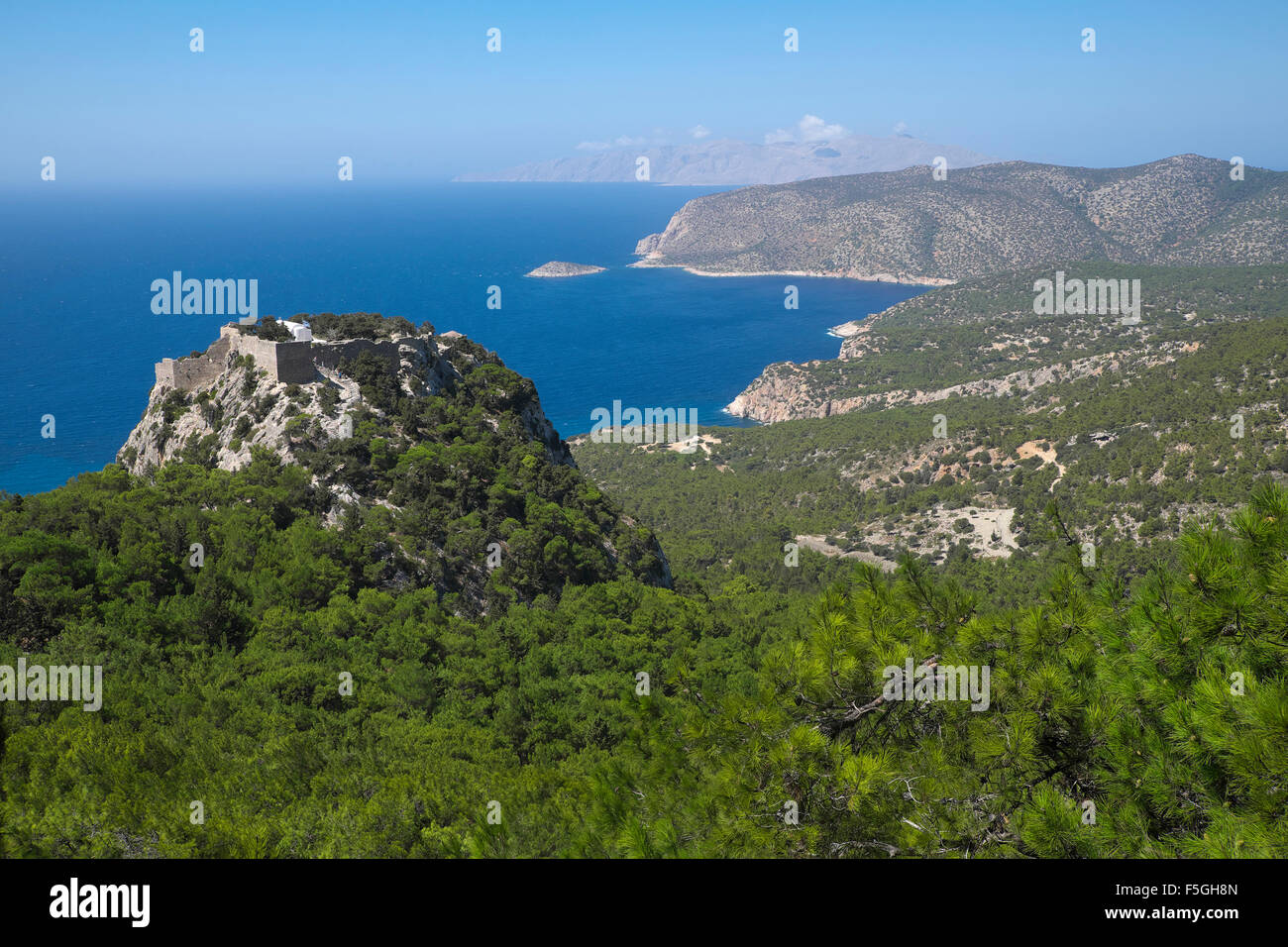 Paysage près de Monolithos et Château de Monolithos ruines, Rhodes, Dodécanèse, Grèce Banque D'Images