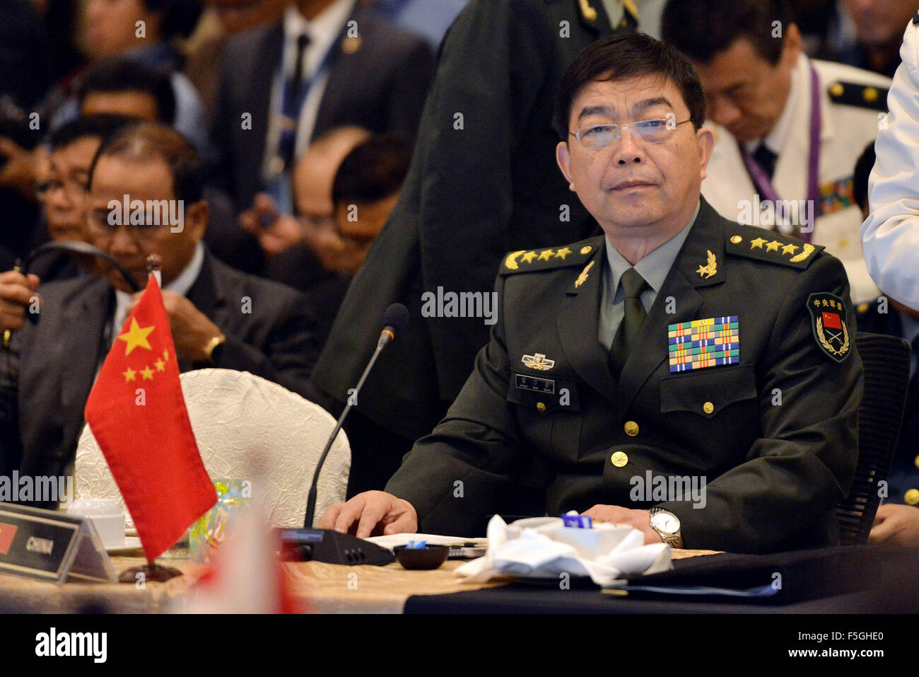 (151104) -- KUALA LUMPUR, le 4 novembre 2015 (Xinhua) -- Le ministre de la défense de la Chine Chang Wanquan assiste à l'ANASE (Association des nations du Sud-Est asiatique) (Réunion des ministres de la défense de l'ADMM) ainsi qu'en Malaisie, le 4 novembre 2015. (Xinhua/Chong Voon Chung) Banque D'Images