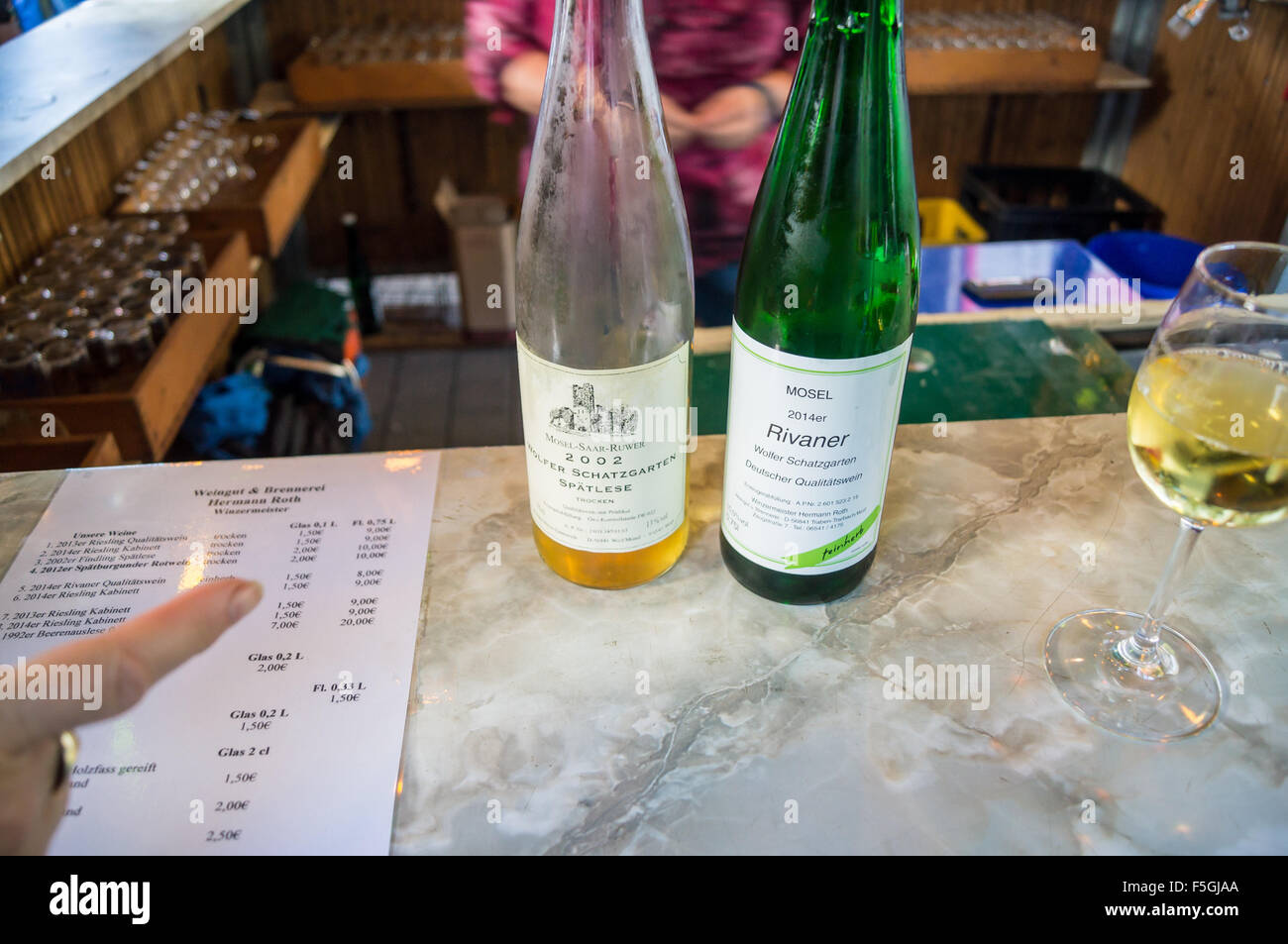 Bouteilles de Wolfer Schatzgarten et Riesling vin Rivaner, Wolf street festival, Moselle, Rheinland-Pfalz, Allemagne Banque D'Images