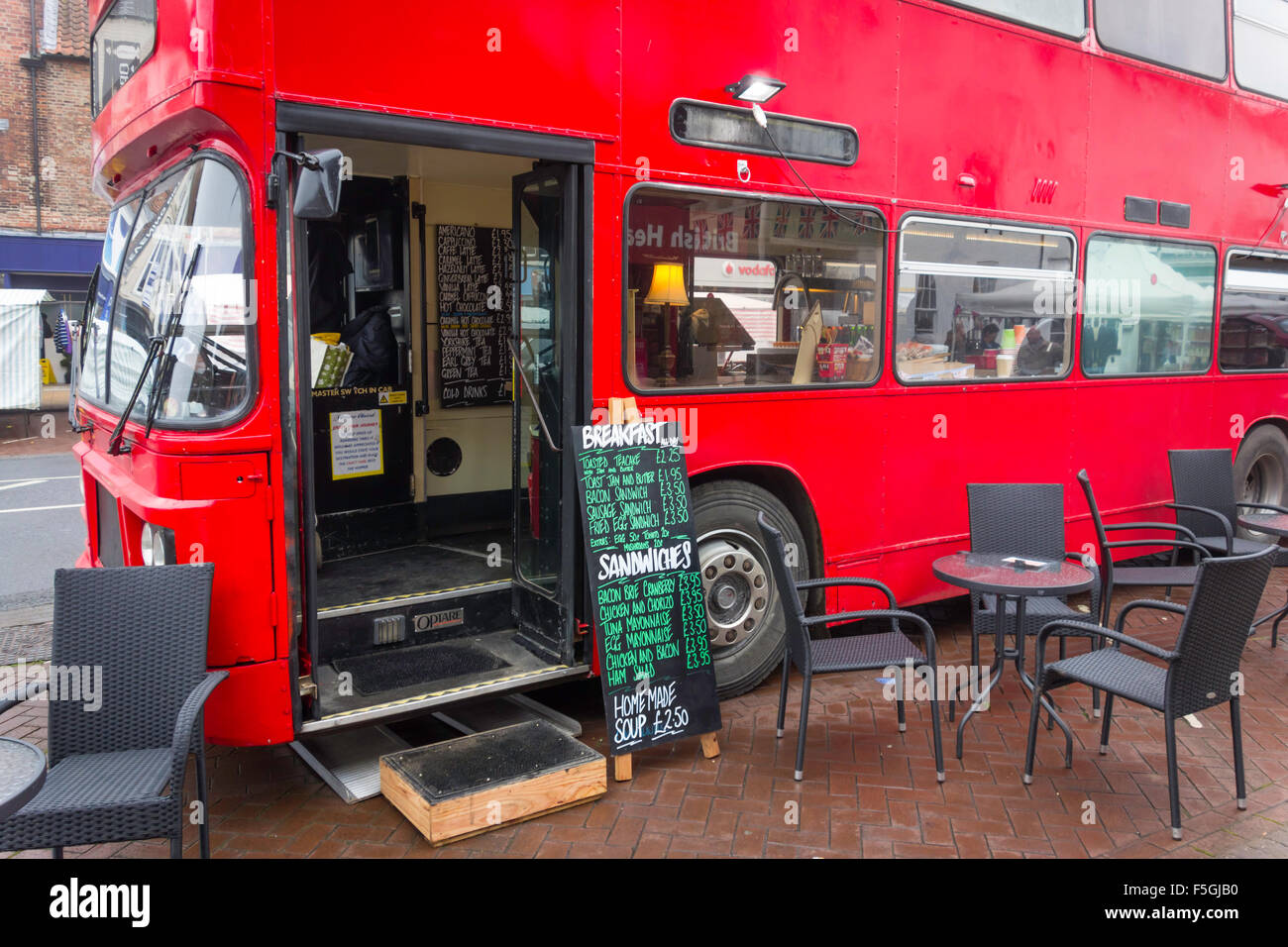 Un bus à impériale converti équipé comme un café à Northallerton Yorkshire du Nord le jour du marché Banque D'Images