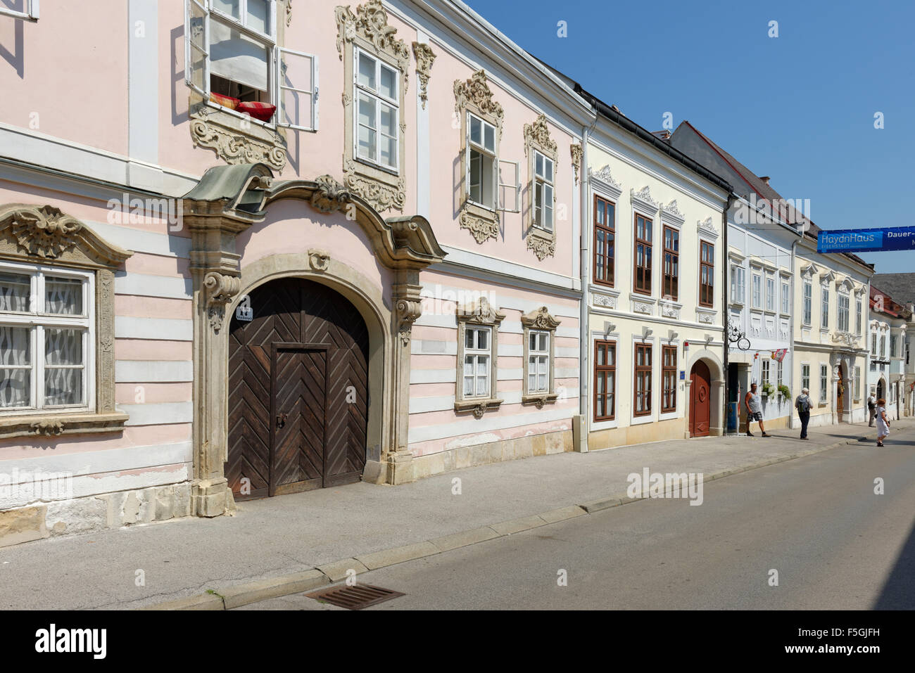 Rue avec maison à Joseph Haydn Haydn Alley, centre historique, Eisenstadt, Burgenland, Autriche Banque D'Images