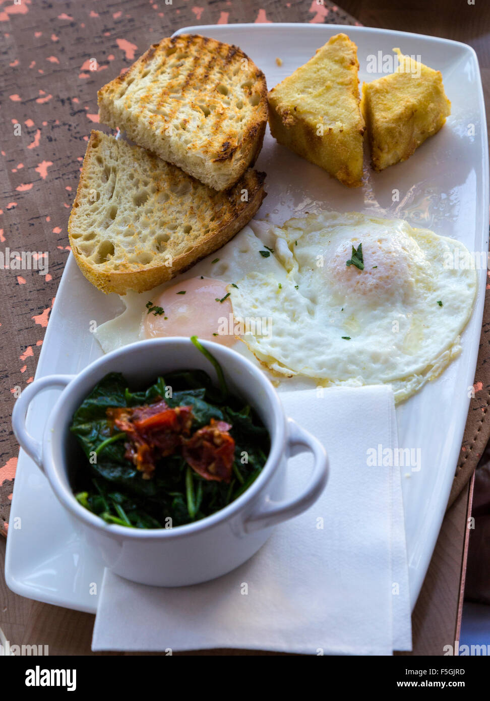 Las Vegas Nevada Petit Dejeuner D Epinards Tomates Roties Au Four Polenta Gateaux Faits Maison Des œufs Plus Facile Giada Restaurant Le Cromwell Photo Stock Alamy