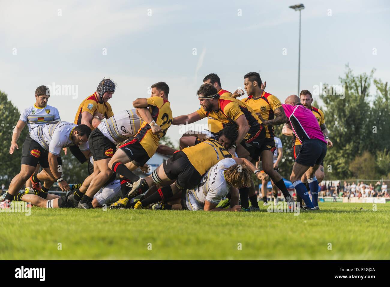 S'attaquer et ruck, match de rugby amical, l'Allemagne contre La Rochelle, Fritz-Grunebaum-Sportpark, Heidelberg, Bade-Wurtemberg Banque D'Images