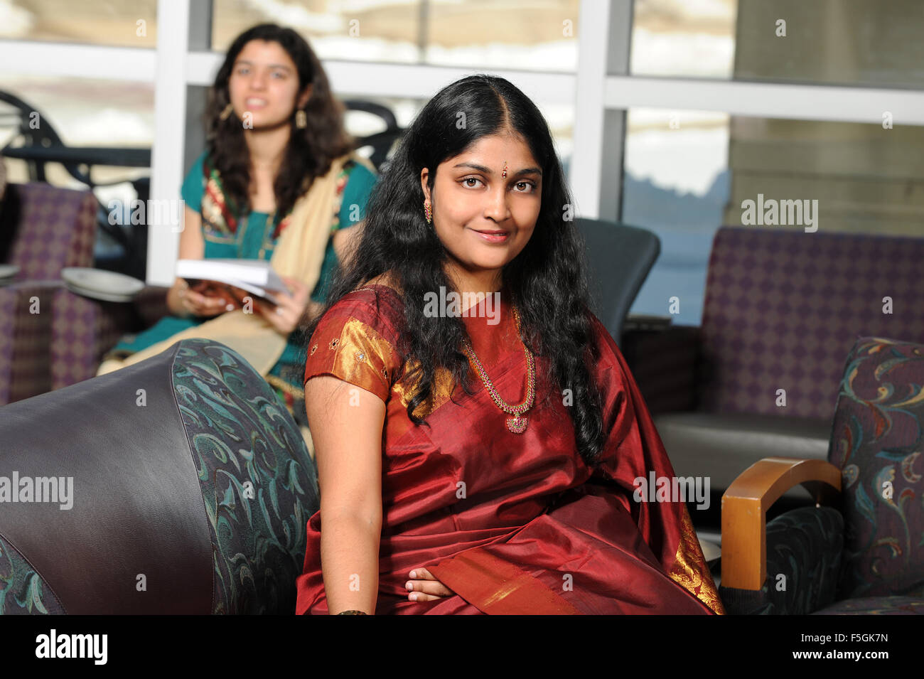 Jeune femme habillé en vêtements traditionnels indiens à l'intérieur du  campus du collège Photo Stock - Alamy