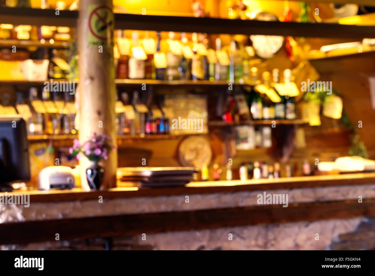 Comptoir du bar dans le bar avec shot focus floue Banque D'Images