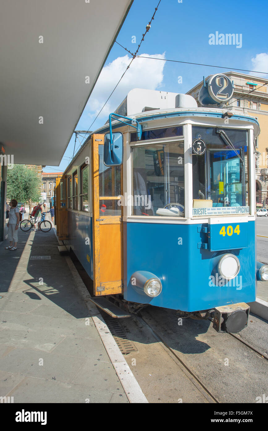 Un tramway dans le centre de Trieste, en Italie. Banque D'Images