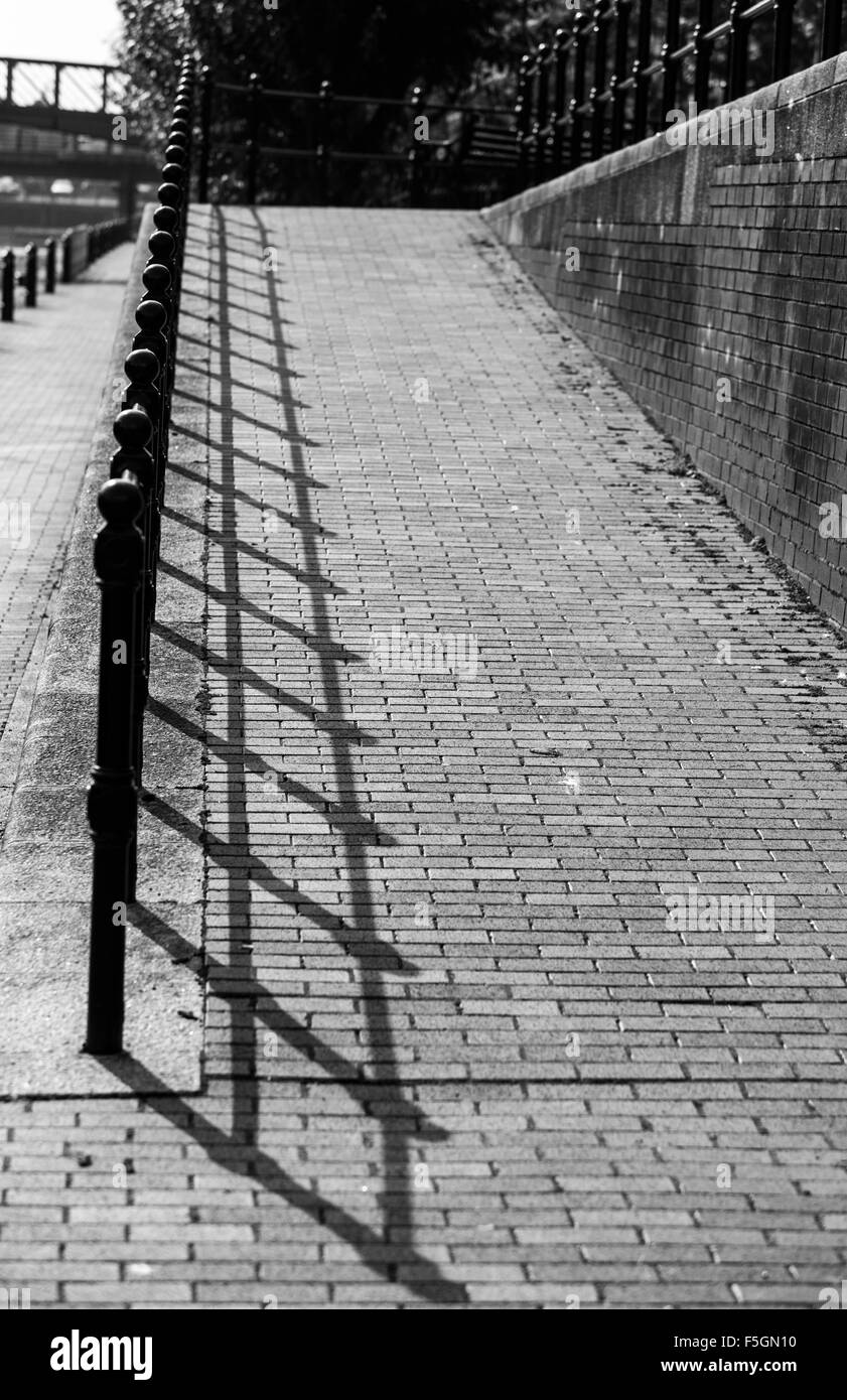 Chemin en pente aux balustrades avec ombres. Banque D'Images