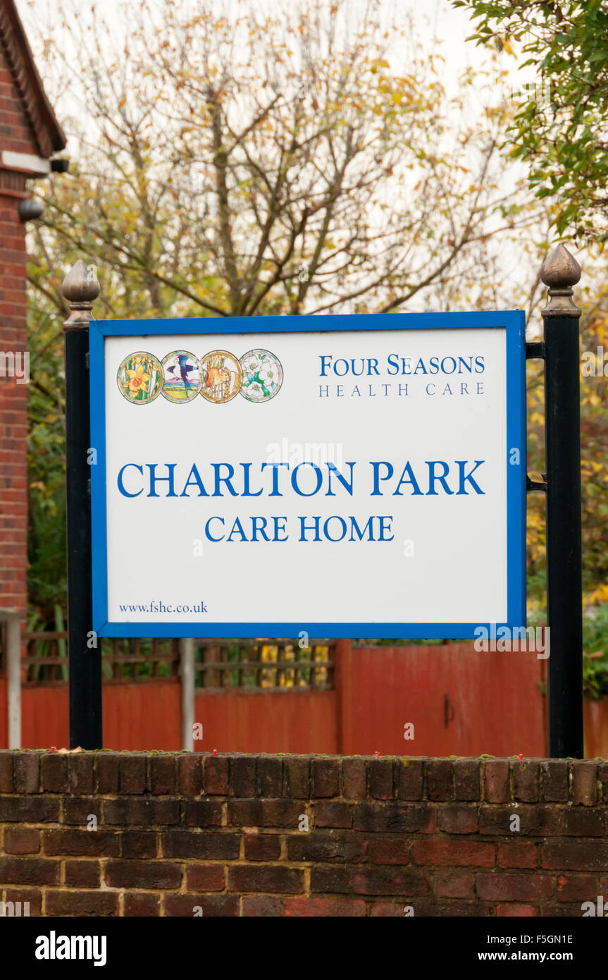 Panneau à l'entrée de Charlton park home run Soins quatre saisons par les soins de santé. Banque D'Images