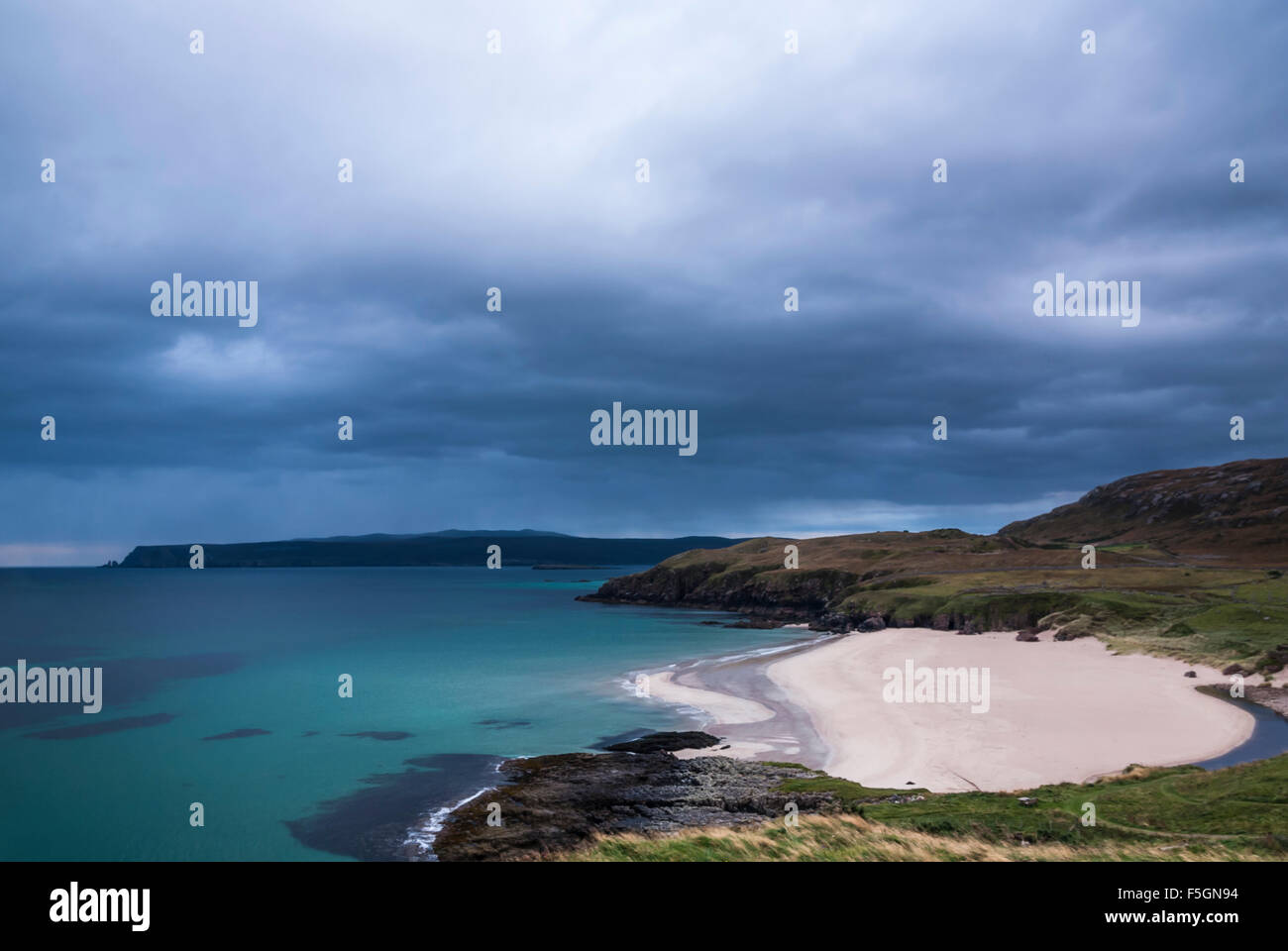 Un ciel au-dessus des sables bitumineux avec Sangobeg Whiten général ou d'un chalet Geal, dans l'arrière-plan, Sutherland, Scotland Banque D'Images