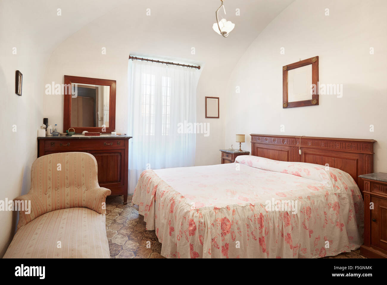 Ancienne chambre avec lit queen size dans l'ancienne maison italienne Banque D'Images