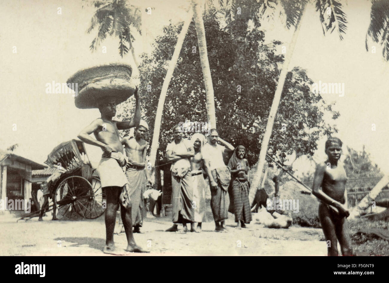 Un homme avec un grand panier en osier sur la tête, de l'Inde Banque D'Images