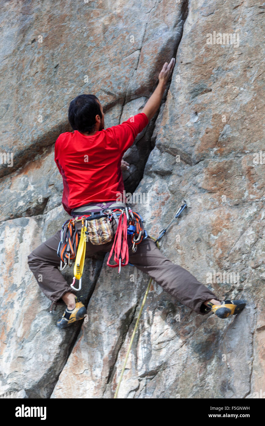 L'homme l'escalade, le grimpeur escalade de la paroi rocheuse, République Tchèque Banque D'Images