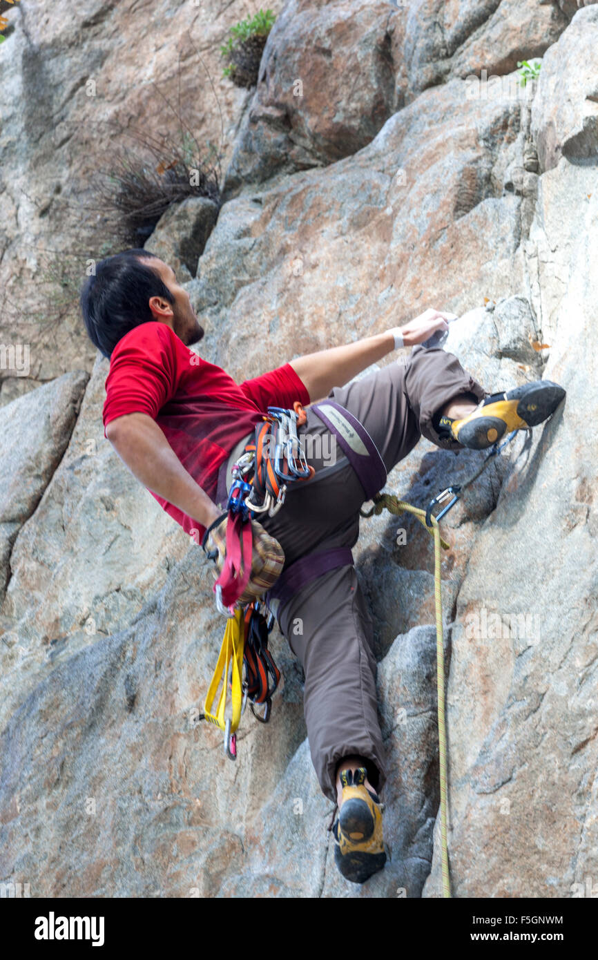 L'homme, Climber climbing up the rock face, République Tchèque Banque D'Images