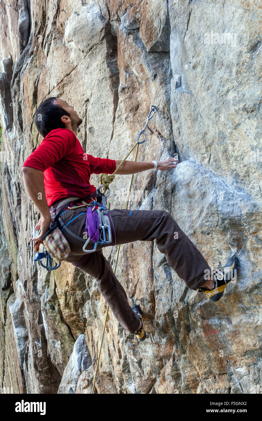 L'homme, Climber climbing up the rock face, République Tchèque Banque D'Images