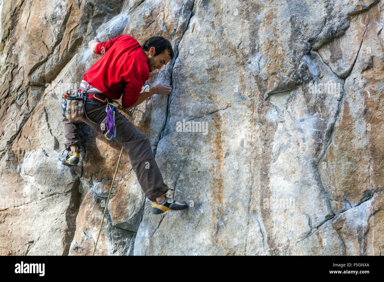 L'homme l'escalade, le grimpeur escalade de la paroi rocheuse, République Tchèque Banque D'Images