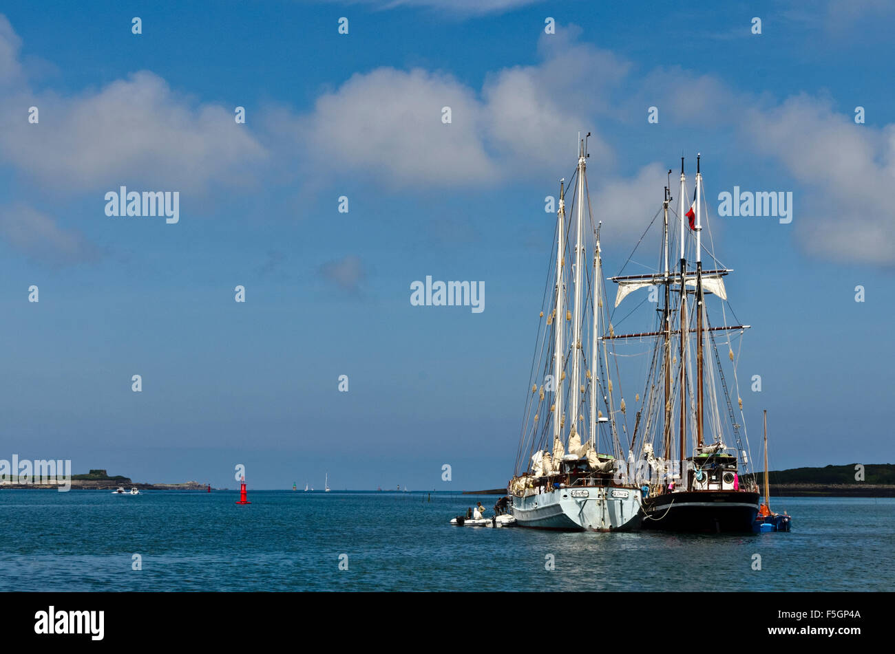 Deux grands voiliers à l'ancre dans un estuaire abrité Banque D'Images