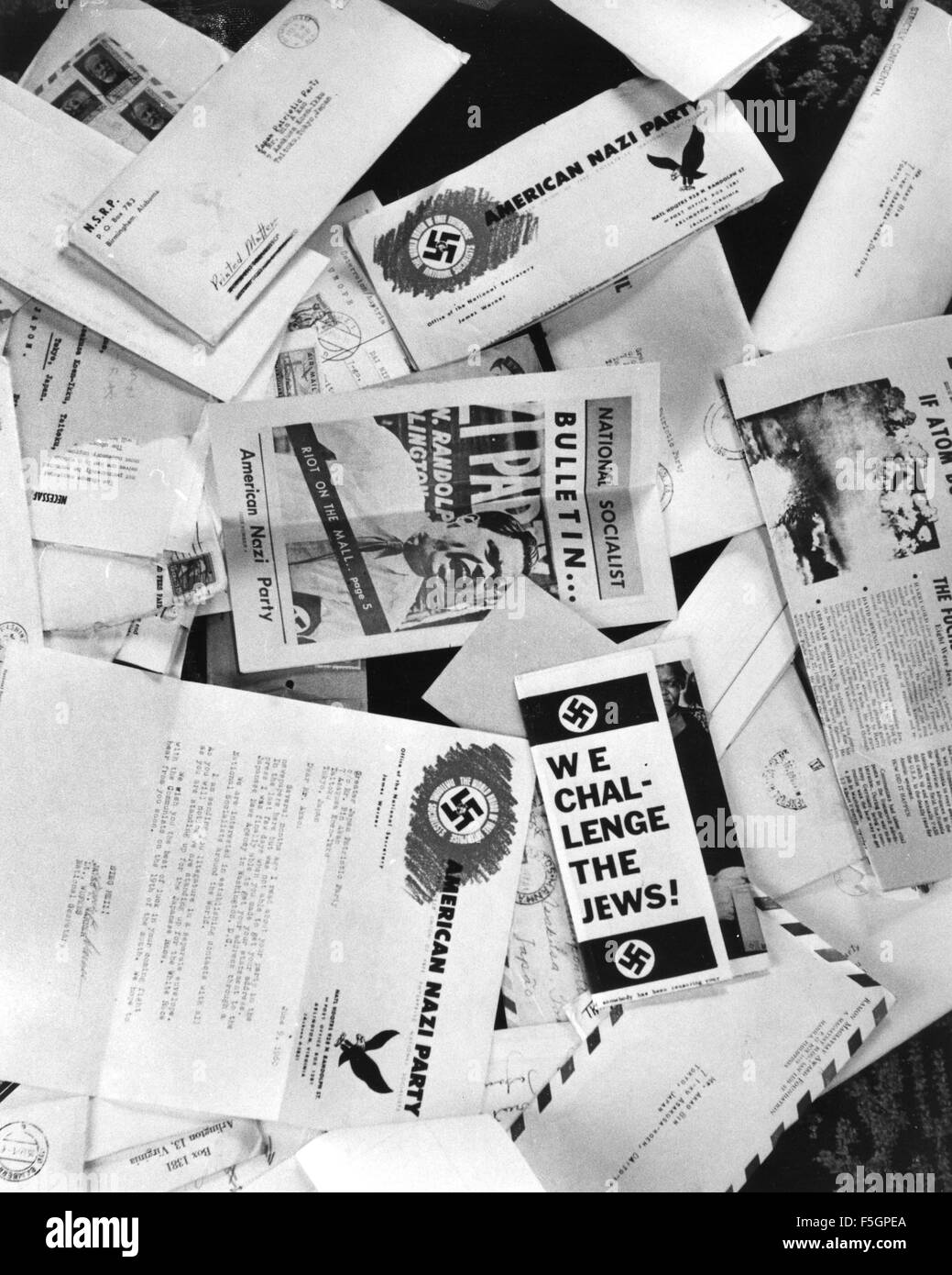 GEORGE ROCKWELL (1918-1967) Fondateur de l'American parti Nazi en 1958 est indiqué sur une collection de littérature à propos de 1965 Parti Banque D'Images