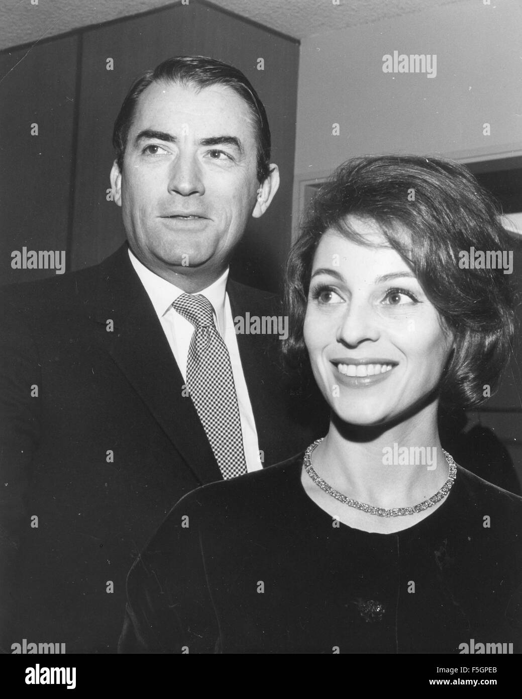 GREGORY PECK, acteur de cinéma américain avec deuxième épouse Véronique Passani sur 1965 Banque D'Images