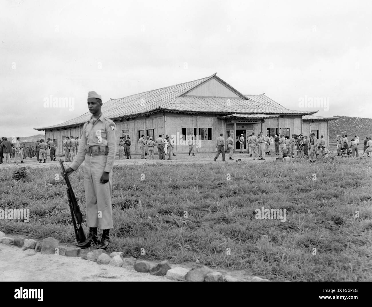 ARMISTICE DE LA GUERRE signé à Panmunjon 27 juillet 1953. Un soldat éthiopien monte la garde à l'extérieur du pavillon de la paix où la signature est en cours. Photo : Groupe de la Caméra de combat américaine du Pacifique. Banque D'Images
