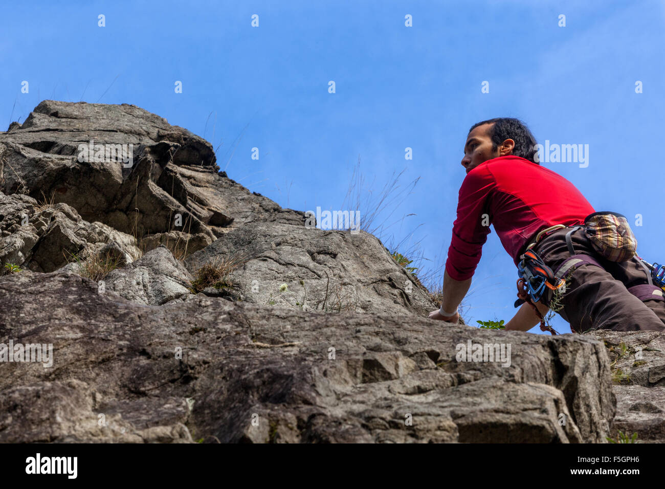 L'homme, Climber climbing up the rock face, République Tchèque Banque D'Images