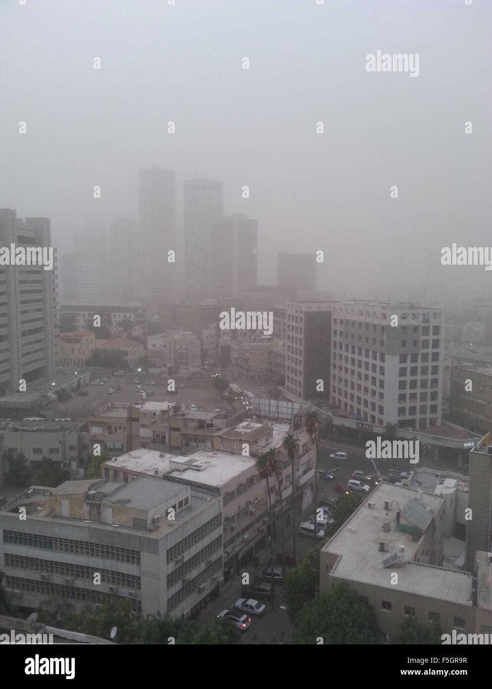 Tel Aviv, Israël. 4 novembre, 2015. Une tempête de sable dense - des centaines de personnes souffrant de problèmes respiratoires, comme l'ont prévenu les résidents à rester à l'intérieur Photo : Rita K/Alamy Live News Banque D'Images