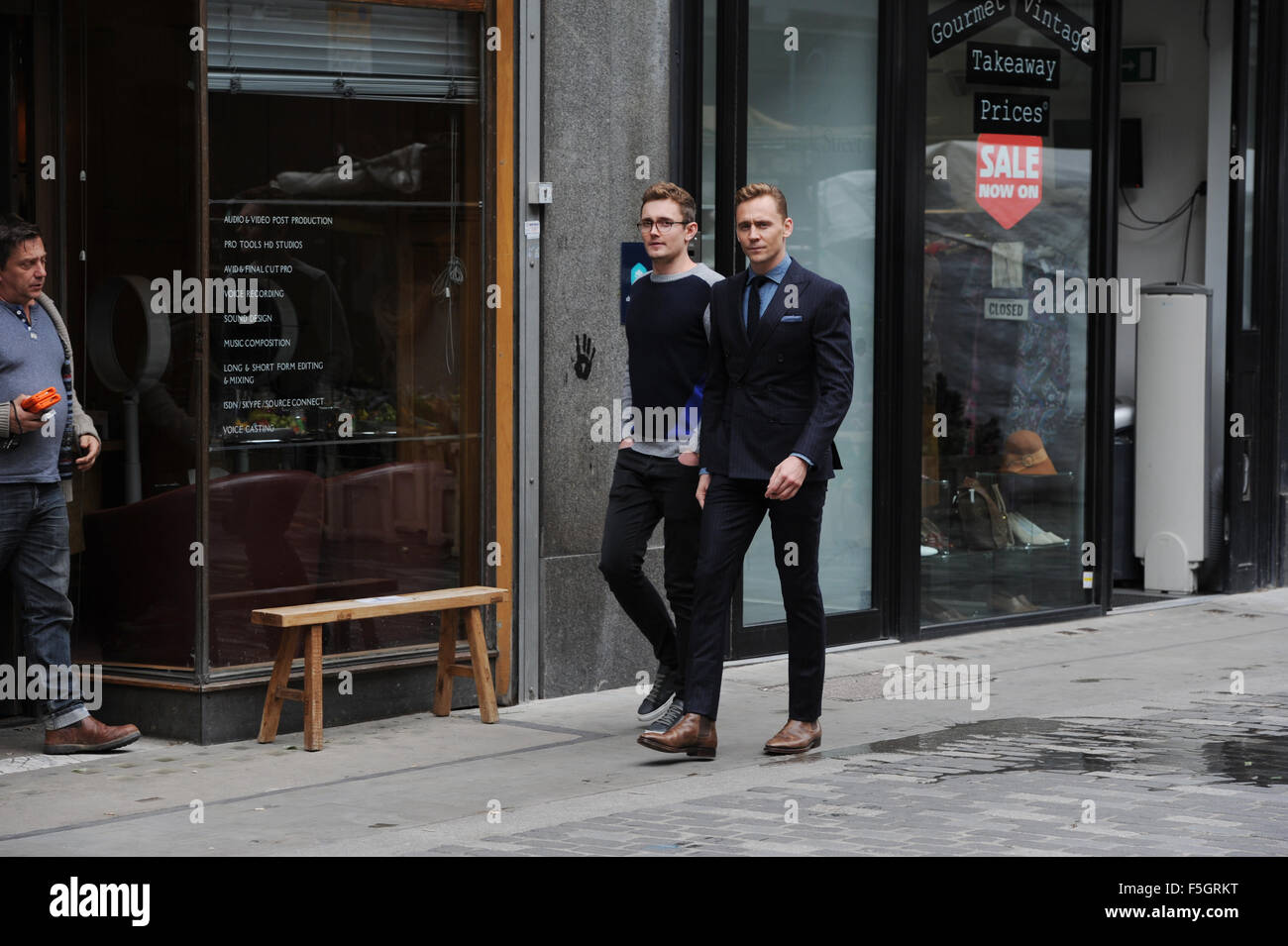 Tom Hiddleston vu dehors et environ dans le quartier londonien de Soho. Avec : Tom Hiddleston Où : London, Royaume-Uni Quand : 03 Oct 2015 Banque D'Images