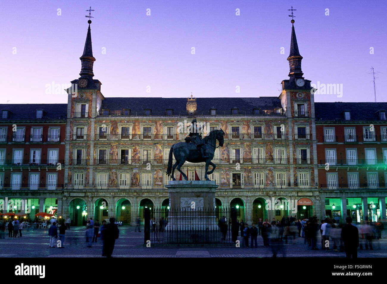 Espagne, Madrid, Plaza Mayor, statue du roi Philippe III et Casa de la Panaderia au crépuscule Banque D'Images