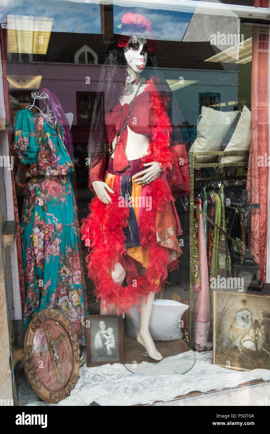 D'affichage de vitrine mannequin et le crâne à Covenstead's Cottage  curieux,magasin de vente au détail de produits merveilleux,bizarre à  Glastonbury Photo Stock - Alamy