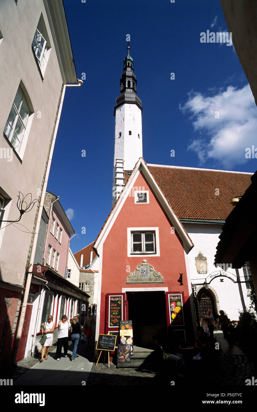 Estonie, Tallinn, vieille ville, allée Saiakang, passage du pain blanc et église du Saint-Esprit Banque D'Images